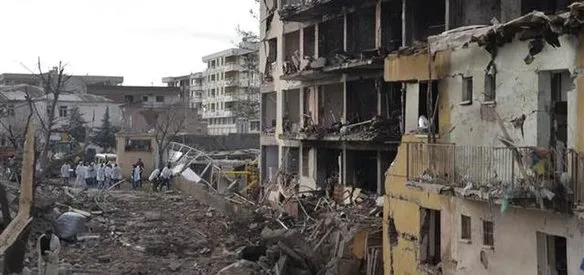 Diyarbakır'ın Çınar ilçesinde, Emniyet Müdürlüğü binası civarında teröristlerce bomba yüklü araçla düzenlenen saldırıda, 6 kişi yaşamını yitirdi, 6'sı polis, 39 kişi yaralandı