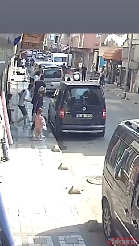Mucize kurtuluş kamerada! Zeytinburnu'nda 3. kattan düşen 2 yaşındaki çocuğu çevre esnafı hava takaladı - 13