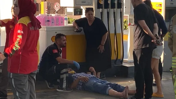 akaryakit-istasyonunda-dehset-fren-yerine-gaza-basinca-1658078354425.jpg Akaryakıt istasyonunda dehşet! Fren yerine gaza basınca...-3