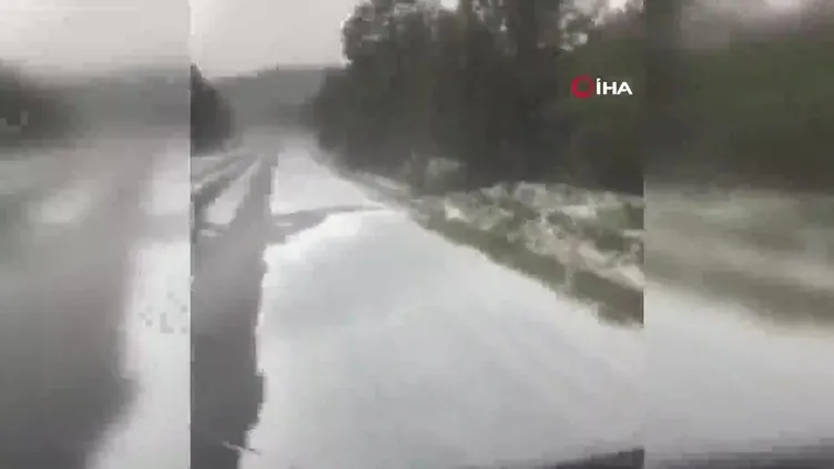 Dolu yağışı yolları beyaza bürüdü