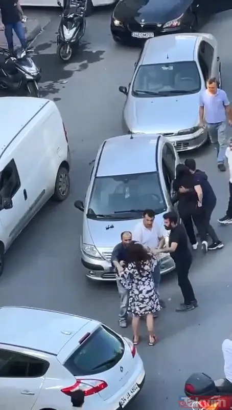 Saç saça baş başa birbirlerine girdiler! İstanbul'da kadın sürücülerin yol verme kavgası - 1