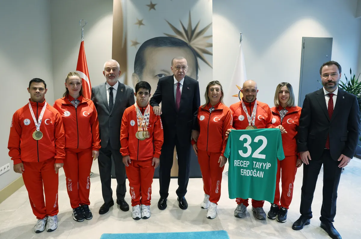 baskan-erdogan-turkiye-ozel-sporcular-spor-federasyonu-ile-bulustu-1790709155958.jpg Başkan Recep Tayyip Erdoğan'a forma hediye edildi
