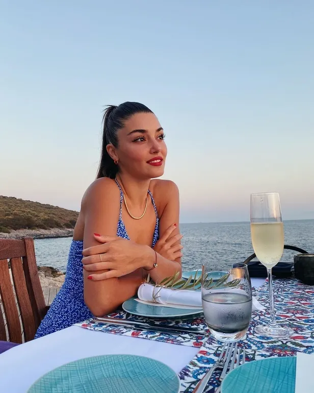 Sevgilisi Kerem Bürsin'in 'olağanüstü' kadını gömleği açtı... Hande Erçel poz işini iyi biliyor bu kez tercihi transparan büstiyer!-4