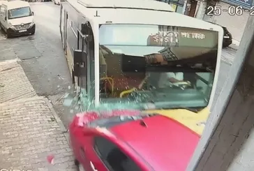 Kağıthane'de İETT terörü! Şoför direksiyon başında uyudu 4 aracı biçti!