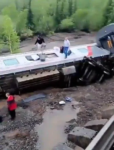 rusyada-yolcu-treni-raylardan-cikti-cok-sayida-yarali-var-1719430963566.jpeg Rusya'da yolcu treni raylardan çıktı: Çok sayıda yaralı var-3