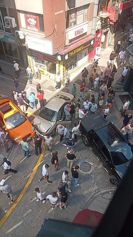 direksiyonda-kriz-once-yayaya-ardindan-kamyonet-ve-taksiye-carpti-1724077620231.jpeg
