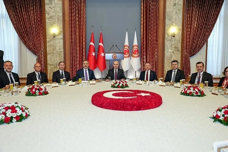 terorsuz-turkiye-icin-kanun-teklifi-genel-af-yok-silah-birakma-sarti-var-1785832237134.jpeg Terörsüz Türkiye teklifinde kırmızı çizgiler net: Genel af yok-6