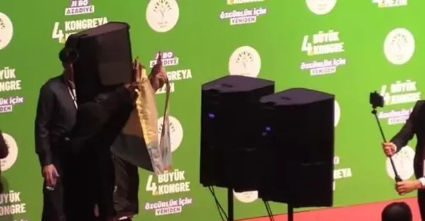 Yeşil Sol Parti kongresinde skandal görüntü: Kürsüye çıkıp terörist başı Öcalan'ın posterini açtılar! 4 şüpheliden 1'i tutuklandı