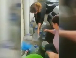 İzmir’de vatandaşlar çatıdan akan suları toplamaya başladı