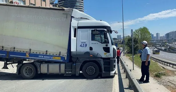 Feci kaza! TIR bariyere çarptı yol trafiğe kapandı!