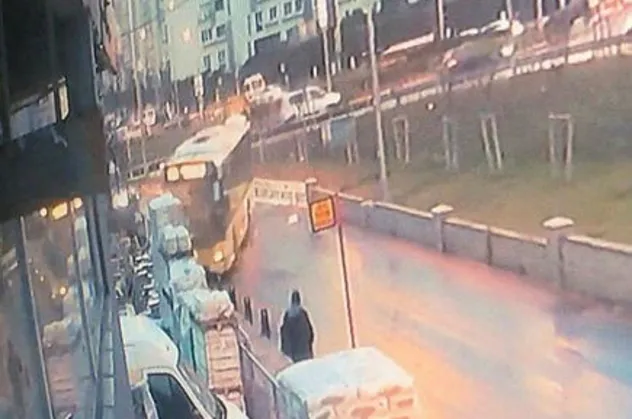 İETT otobüsü Çekmeköy'de durağa daldı! Facia ucuz atlatıldı