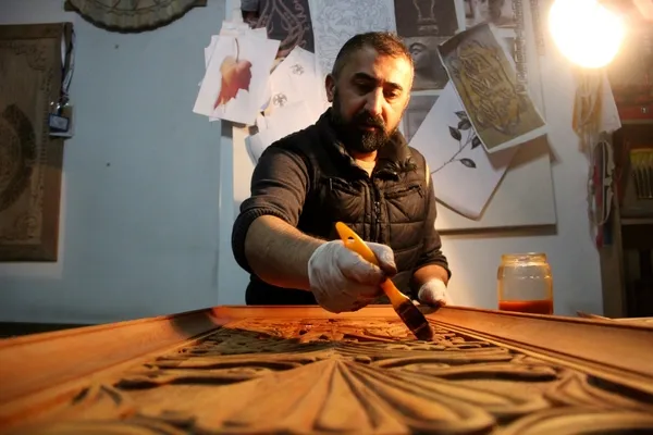 turkiyede-sayili-ustalardan-igneyle-ahsabi-oyup-sekil-veriyor-teknolojik-alet-kullanmiyor-1644225574188.jpg Türkiye'de sayılı ustalardan! İğneyle ahşabı oyup şekil veriyor: Teknolojik alet kullanmıyor-2