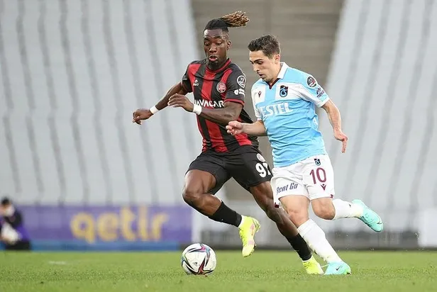 kusursuz-n-besiktas-son-donemde-aldigi-kotu-sonuclarla-taraftarlarini-kahretti-onceki-gun-ahmet-nur-cebi-ve-sergen-yalcin-arasindaki-gorusmenin-detayl-1638227162792.jpeg Zirvede Karadeniz Fırtınası var! Şampiyonluğa adım adım-8