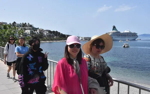 bodruma-sezonun-ilk-kruvaziyeri-geldi-526-turist-getirdi-1650713552694.jpg Bodrum'a sezonun ilk kruvaziyeri geldi! 526 turist getirdi-3