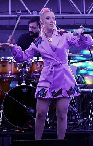 Yaralandı! “Sahneye cep telefonu fırlatma” akımının son kurbanı Ece Seçkin oldu