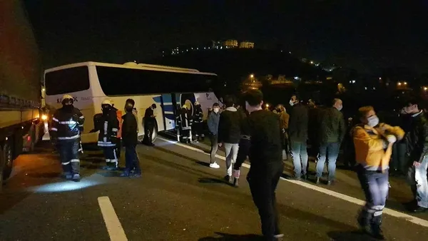 Son dakika: Gece yarısı adeta facia: Kocaeli TEM otoyolunda araç kaza yaptı 30 kişi 30 metre yükseklikte dehşeti yaşadı-2