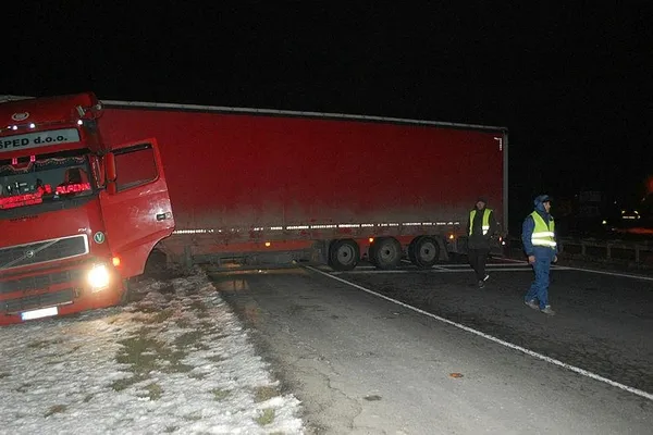 Son dakika: Tırın lastiği patladı Çorlu-Edirne Karayolu ulaşıma kapandı-1