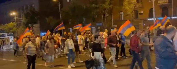 Ermenistan'da ikinci darbe girişimi: Bir grup, Azerbaycan'ın antiterör harekatı sonrası hükümet binası önünde toplandı-4