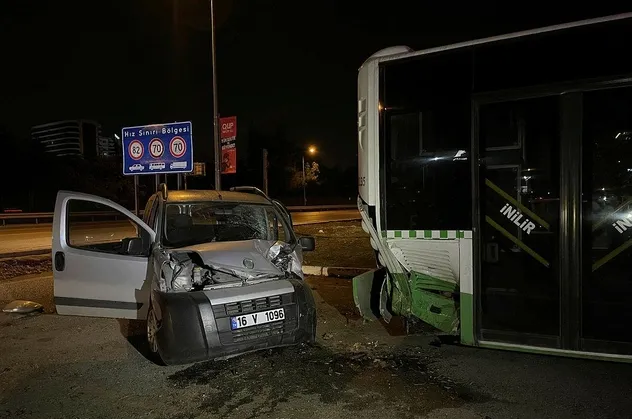 Bursa'da kontrolden çıkan hafif ticari araç dehşet saçtı! Park halindeki otobüse çarptı