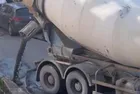 İstanbul Maltepe'de trafiği tehlikeye sokan anlar! Beton mikseri yola beton döktü!