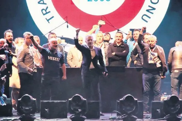 sampiyon-trabzonspor-yaklasik-200-bin-kisiyle-istanbulu-salladi-1652047078778.jpeg Şampiyon Trabzonspor yaklaşık 341 bin kişiyle İstanbul'u salladı-3