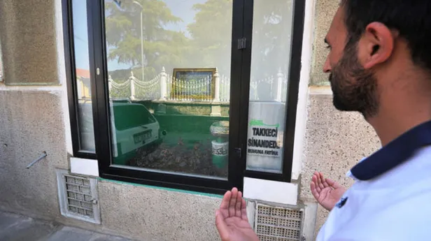 Bursa'da Osmanlı alimlerinden Takkeci Sinan Hoca Türbesi'nin üzerine bina yapıldı! Yoldan geçen bina önünde durup dua etmeye başladı-4