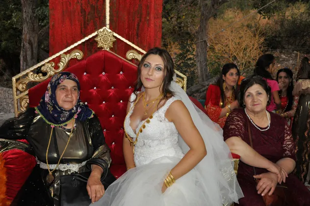 ABD'den Çukurca'ya gelin geldi