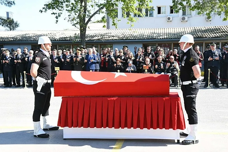 izmirde-trafik-kazasinda-sehit-olan-polis-serkan-hizli-manisada-son-yolculuguna-ugurlandi-1777552202411.jpeg İzmir'de trafik kazasında şehit olan polis Serkan Hızlı Manisa'da son yolculuğuna uğurlandı-2