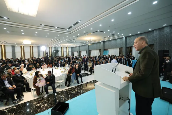 son-dakika-diyarbakirda-depremzedelerle-iftar-programi-baskan-recep-tayyip-erdogandan-teror-ittifakina-sert-so-1681494318904.jpg