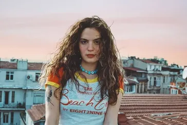 Aslı Bekiroğlu’na hastane odasında sürpriz konser: 7. ameliyatından önce arkadaşları moral verdi