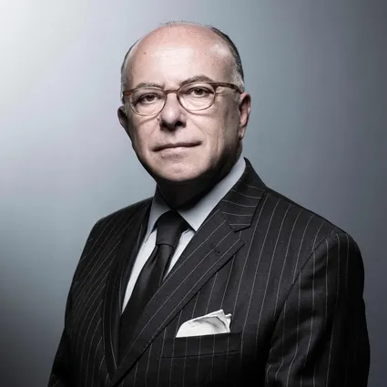 Franda’da eski Başbakan Cazeneuve 2027 için sahada: Macron’un koltuğuna aday