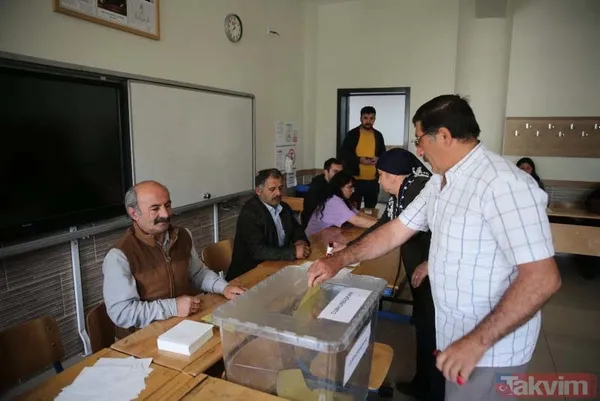 Oy Vermenin Bitiş Saati Geldiği Halde Sandık Başında Oylarını Vermek Üzere Bekleyen Seçmenler Varsa, Sandık Kurulu Başkanı Seçmenleri Saydıktan Ve Kimliklerini...