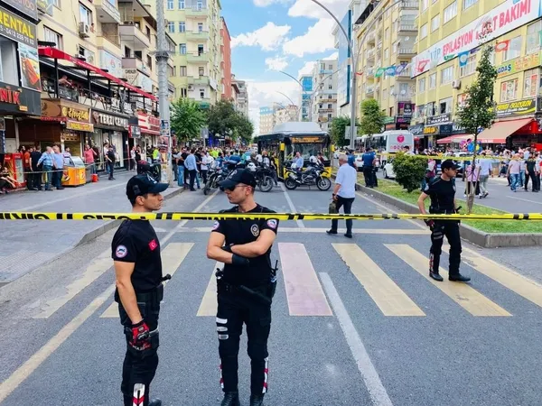 elbisesi-kapiya-sikisan-kadin-otobusun-altinda-kalip-oldu-1663951391617.jpg Elbisesi kapıya sıkışan kadın, otobüsün altında kalıp öldü-4