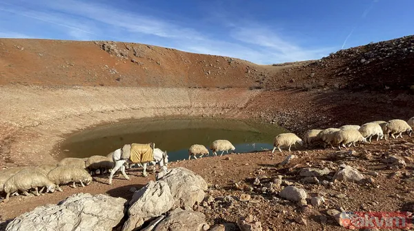 Keban Baraj Gölü'nde sular çekilince dev obruk ortaya çıktı! Meteor düşmesi sonucu oluştuğuna inanılıyor - 21