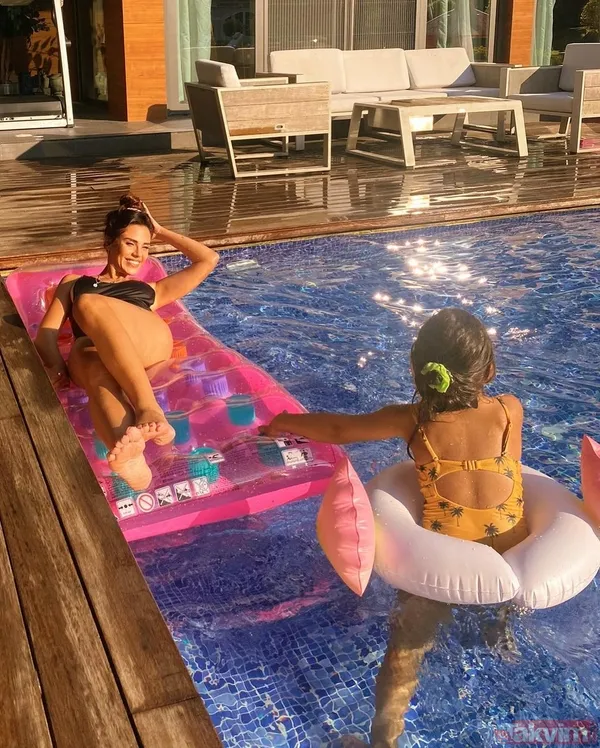 Şükran Ovalı siyah mayosunu giyip deniz yatağına sere serpe uzandı! Eşi Caner Erkin’e birbirinden iddialı pozlar verdi - 12