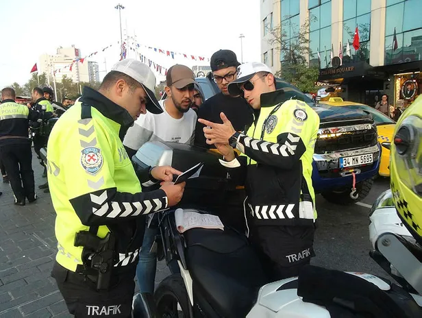 Polis göz açtırmadı! Taksim’de çakar kullanan lüks cip sürücüsüne ceza-1
