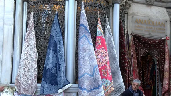 istanbulda-tarihi-esere-buyuk-saygisizlik-fatihte-nuruosmaniye-kulliyesi-sebili-kilim-sergisine-dondu-1643621466079.jpg İstanbul'da tarihi esere büyük saygısızlık! Fatih'te Nuruosmaniye Külliyesi sebili kilim sergisine döndü-7