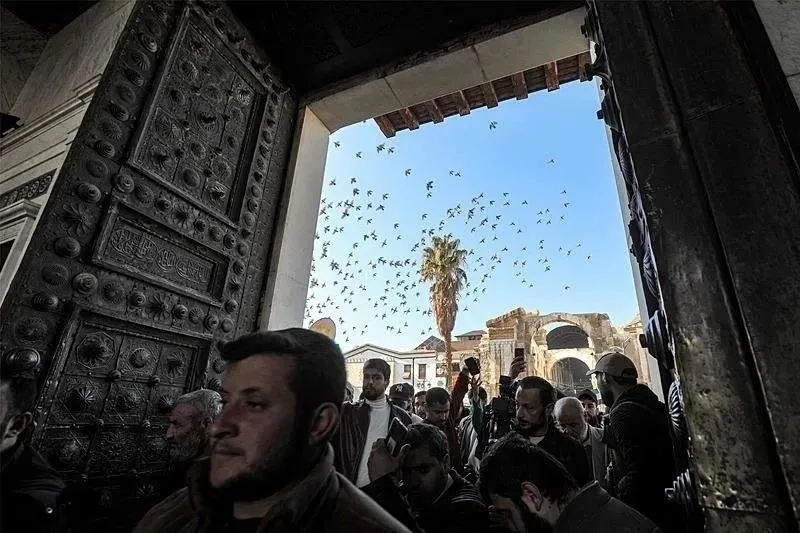 Suriyeliler Esad sonrası ilk cuma namazı için Şam'ın kalbi Emevi Camii'ne akın etti (Takvim.com.tr)