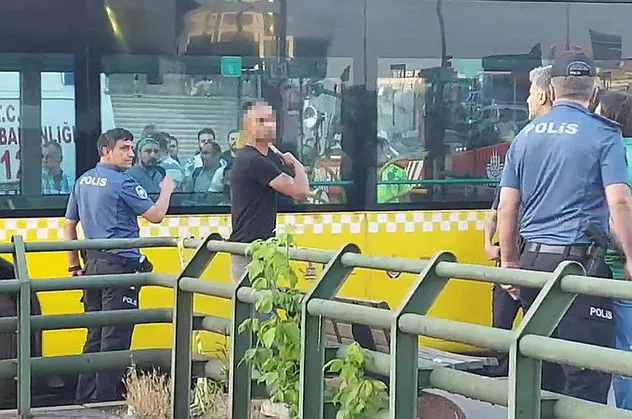 Ümraniye'de dehşet anları! Bıçağı boğazına dayadı engel olmak isteyenlere saldırdı