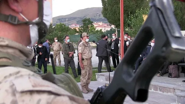 İHA korkusu hainleri ele verdi: Teröristlerin insansız hava aracından korunmak için şemsiye açtığı ortaya çıktı-4