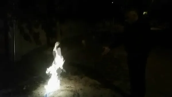 elazigda-mahalleli-tedirgin-rogar-kapaginin-altindan-alev-cikiyor-1636008797912.jpg Elazığ'da mahalleli tedirgin! Rögar kapağının altından alev çıkıyor-2