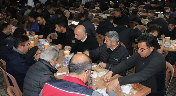 bakanlar-ilk-iftarini-depremzedelerle-birlikte-acti-1679602963185.jpeg