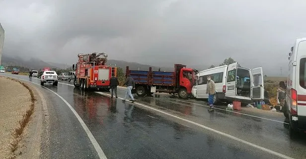 Servis minibüsü kamyonetle birbirine girdi! Korkunç kaza