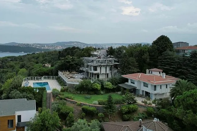 Fondaş Halk TV'nin patronu Cafer Mahiroğlu'na ait kaçak villa inşaatına mühür! Ekrem İmamoğlu'nun göz yumması da işe yaramadı