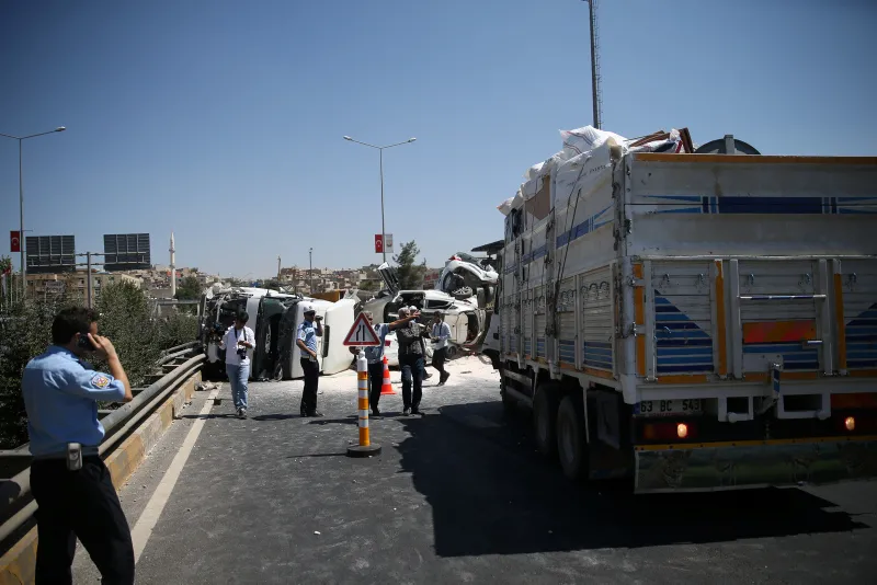 Freni boÅalan kamyon, 4 araca çarpıp yan yattı: 5 yaralı