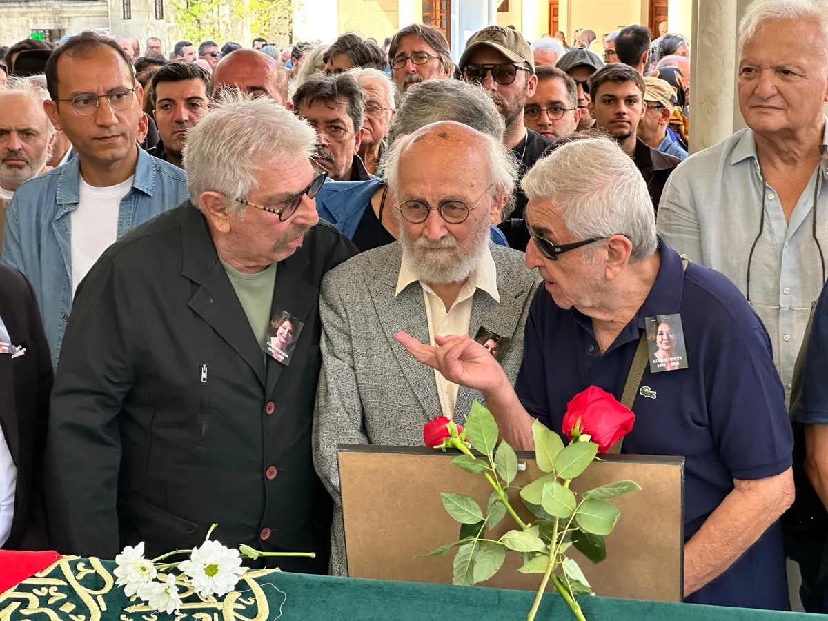 oyuncu-gulsen-tuncer-son-yolculuguna-ugurlandi-1789904451904.jpg Aşk-ı Memnu'nun Arsen Hanım'ı Gülsen Tuncer son yolculuğuna uğurlandı! Eşinin sözleri yürek dağladı: "Hayatımın kaybı"-4