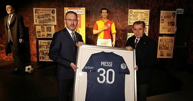 Bakan Kasapoğlu Messi formasını Galatasaray’a bağışladı!