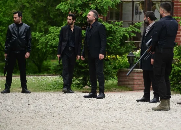 ben-bu-cihana-sigmazam-zirveye-demir-atti-aksiyon-bir-an-olsun-dinmedi-iste-son-bolumde-yasananlar-1685547306450.jpg Ben Bu Cihana Sığmazam zirveye demir attı! Aksiyon bir an olsun dinmedi! İşte son bölümde yaşananlar...-6