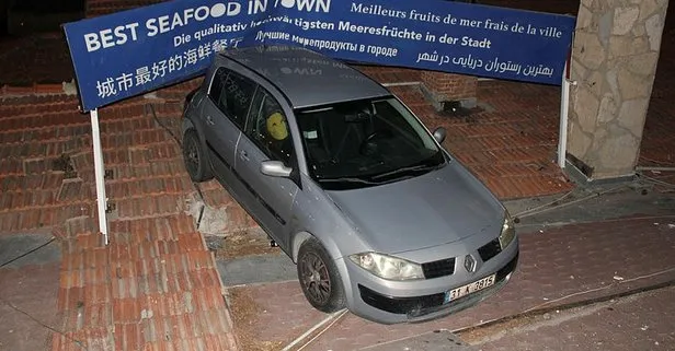Aydın’da el freni çekilmeden park edilen araç restoranın çatısına uçtu