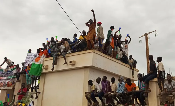 nijerde-binlerce-kisi-fransayi-protesto-etti-topraklarimizda-fransiz-askerlerini-istemiyoruz-1693741275575.jpg Nijer’de binlerce kişi Fransa’yı protesto etti: Topraklarımızda Fransız askerlerini istemiyoruz-2